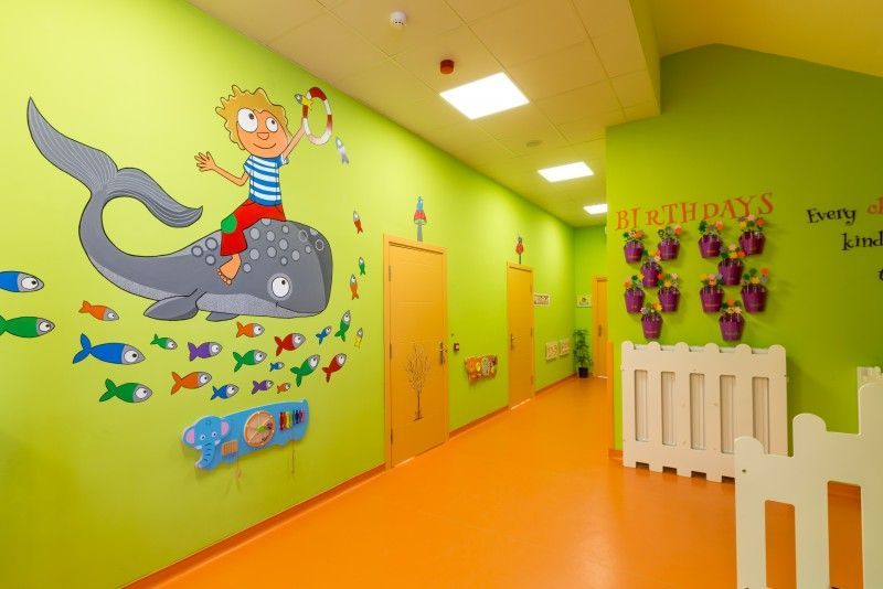 Anaokulu koridorunda balina ve çocuk duvar resmi