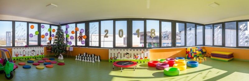 Anaokulu hareket salonunda mini trampolin, denge halkaları ve minderler