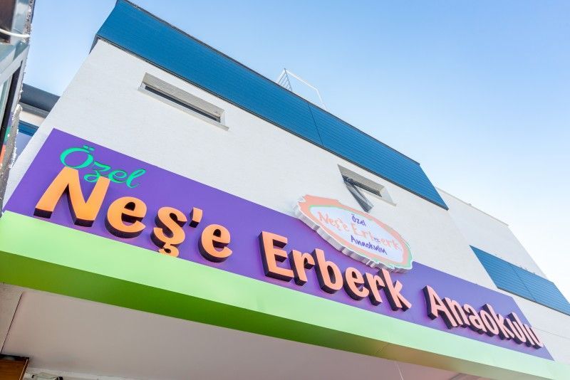 Neşe Erberk Anaokulu mor-yeşil cephe tabelası, Eskişehir Batıkent